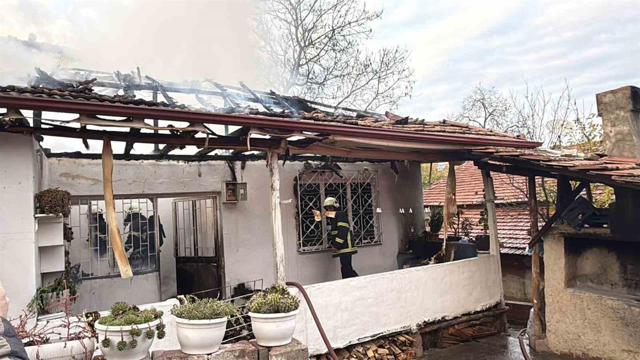 Tokat Erbaa'da Elektrik Kontağından Kaynaklanan Yangında Evinin Tamamı Yandı