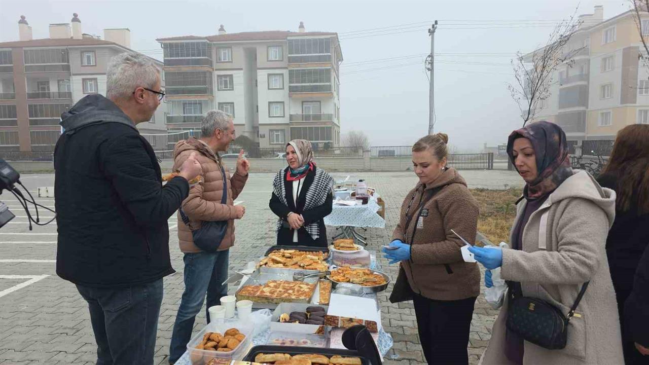 Kütahya Abdülhamid Han Anadolu Lisesi, Gazze'ye Destek Amaçlı Hayır Çarşısı Düzenledi.