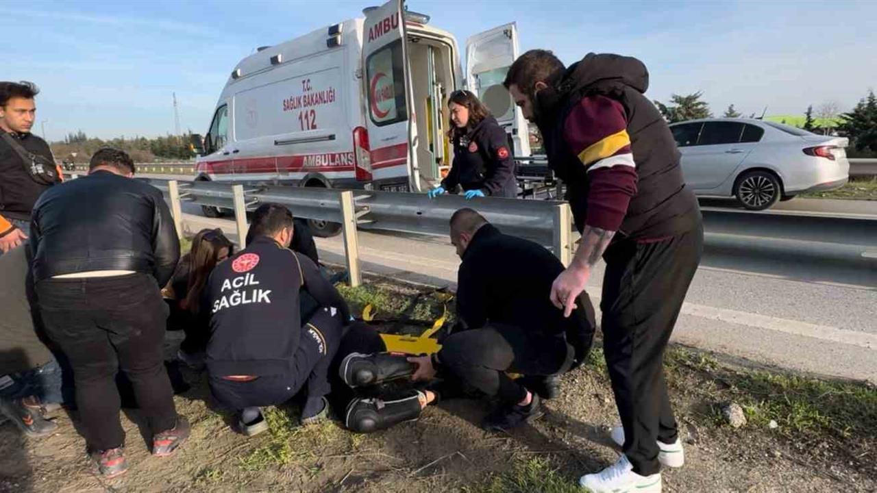 Edirne'de Motosikletle Bariyere Çarpan Üniversite Öğrencisi Ağır Yaralandı