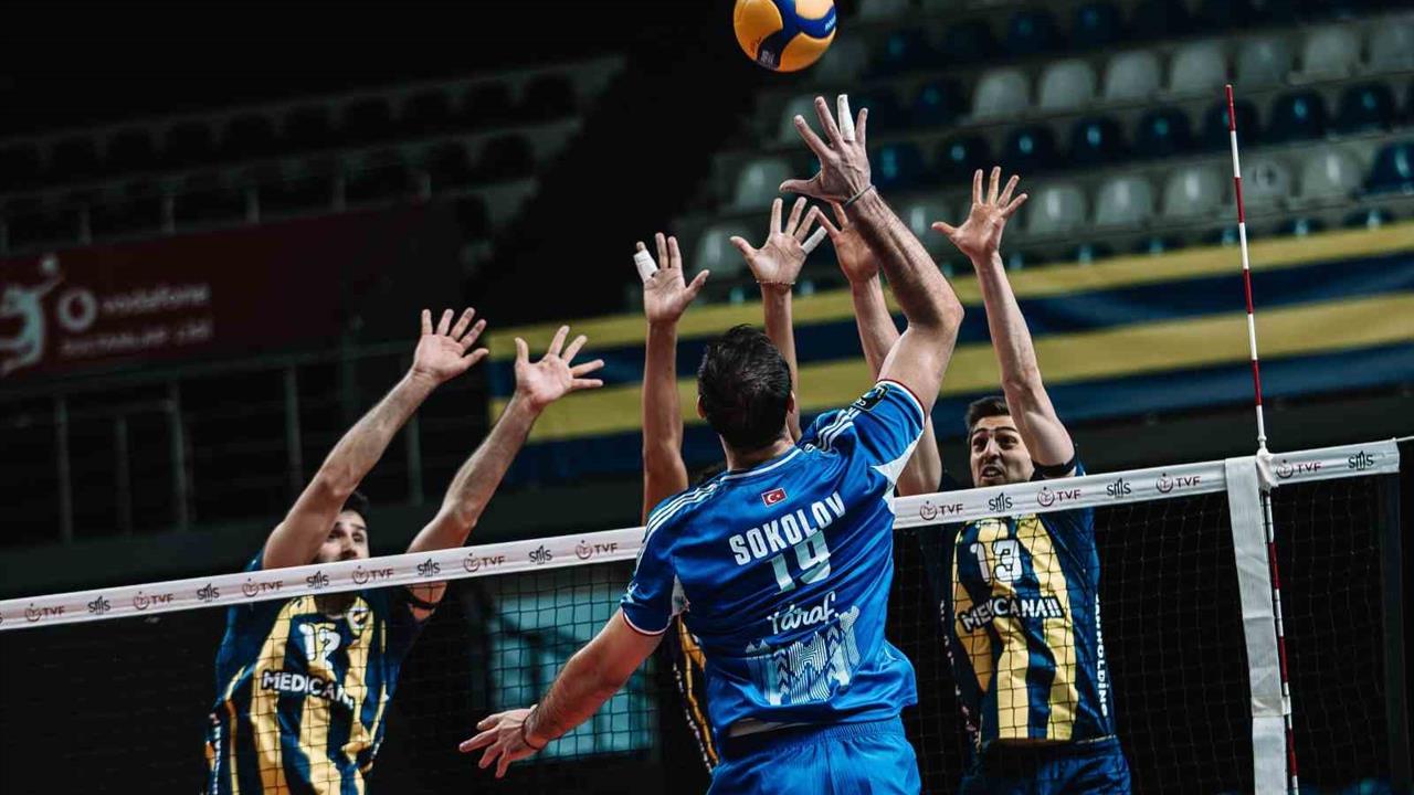İstanbul'da Fenerbahçe Medicana, Halkbank ile Oynadığı Maçta 3-0 Yenildi