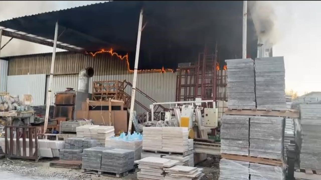 Burdur Bucak'ta Mermer Fabrikasında Çıkan Yangın İtfaiye Ekiplerince Söndürüldü