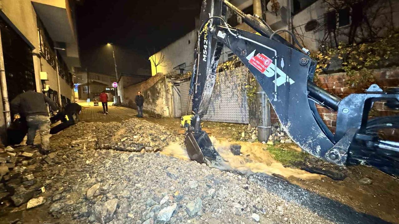 Edirne'de İçme Suyu Hattında Patlayan Borudan Fışkıran Su Yüksekliğe Ulaştı