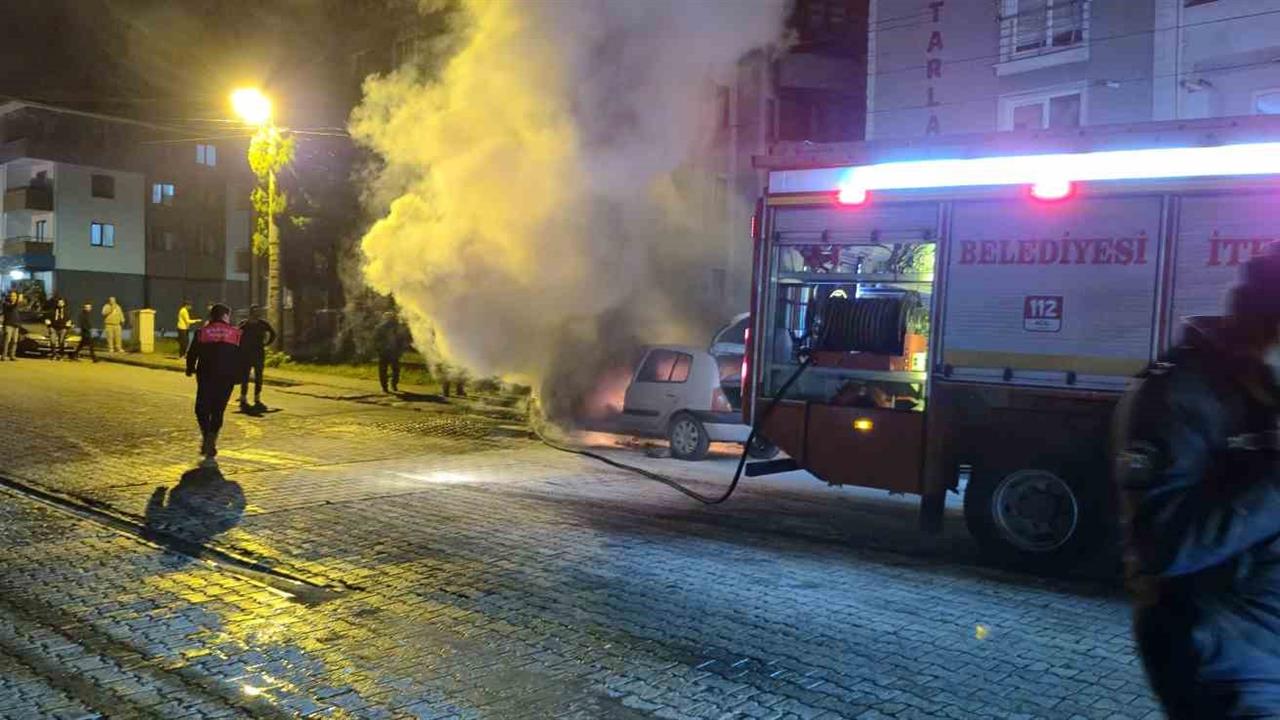 Bartın'da Park Halindeki Aracın Yangını Sürücüyü Şaşırttı