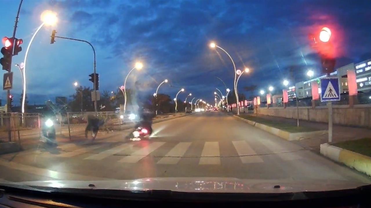 Edirne'de Kırmızı Işık İhlali Sonucu Motosikletli Yayaya Çarptı, 2 Yaralı