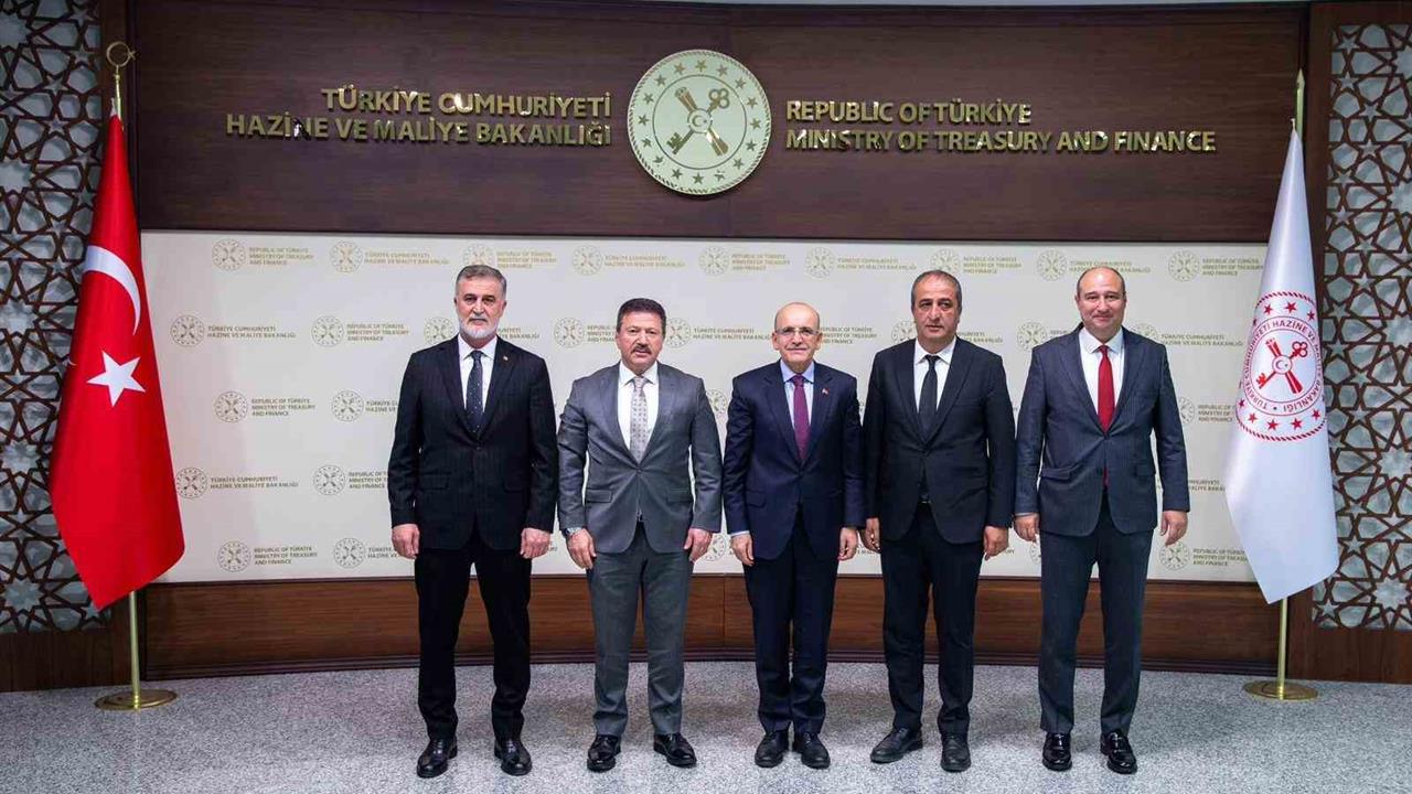 Ankara'da Hazine ve Maliye Bakanı Şimşek, TŞOF Genel Başkanı Yiğiner ile bir araya geldi.