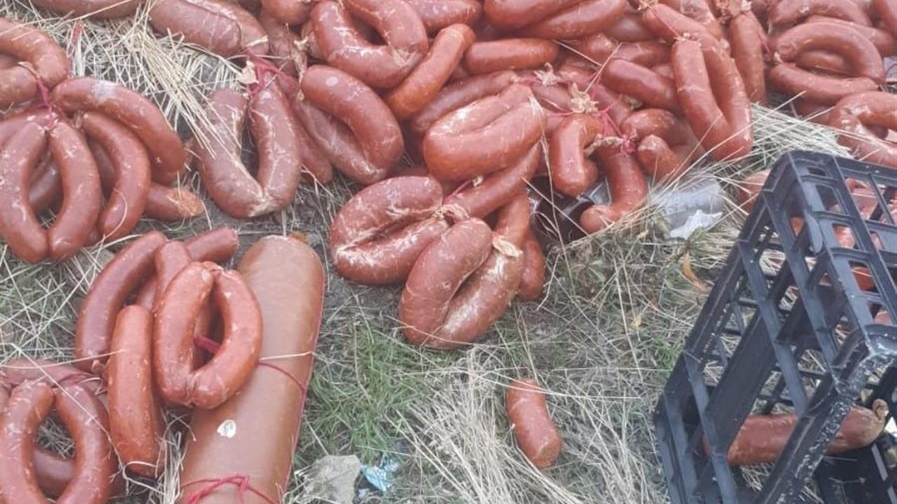 Ankara Gölbaşı'nda Boş Bir Araziye Yüzlerce Kilo Et Ürünü Bırakıldı