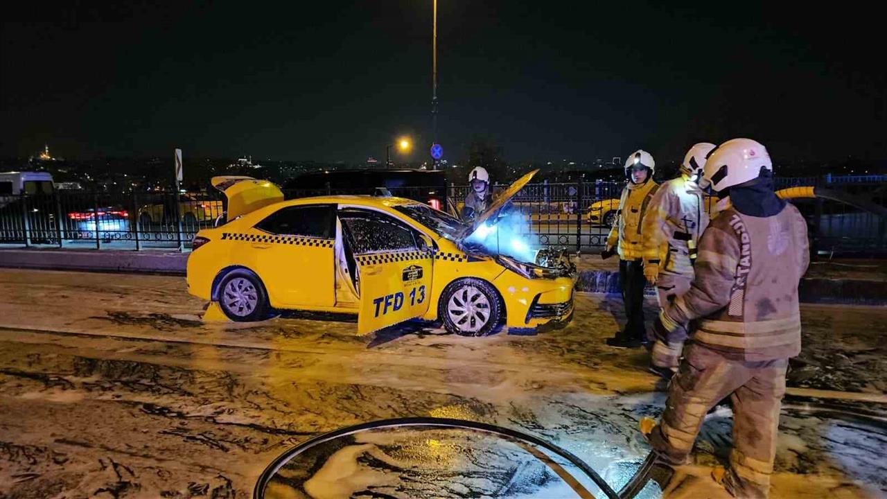 Beyoğlu'nda Seyir Halindeki Ticari Takside Yangın Çıktı