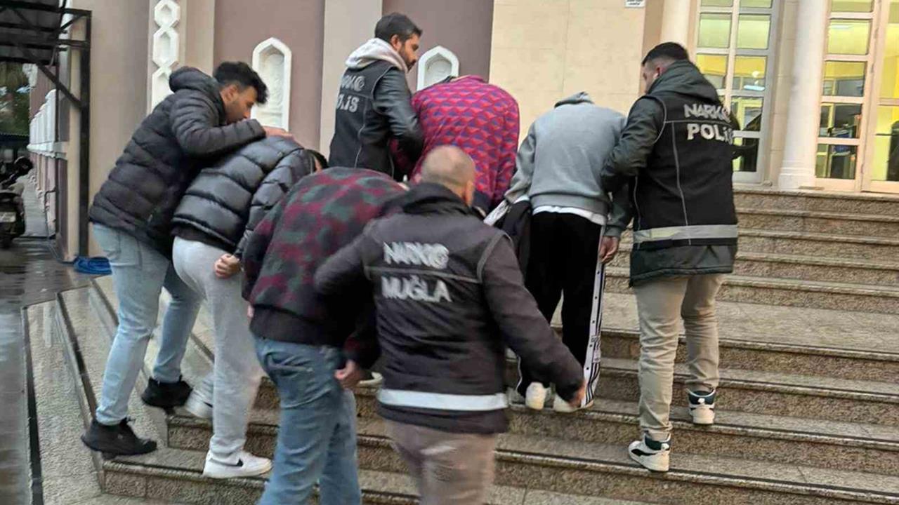 Muğla genelinde düzenlenen uyuşturucu operasyonlarında 10 kişi tutuklandı.