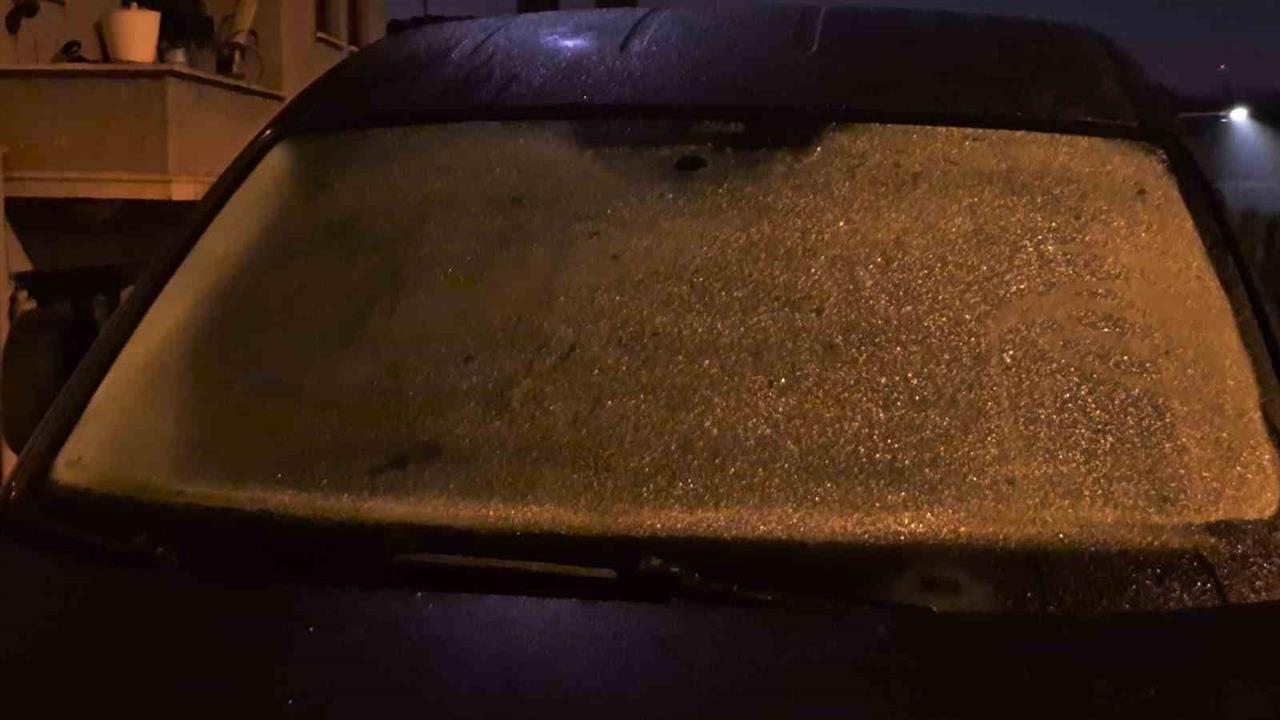 Bartın'da Gece Hava Sıcaklığının 4 Dereceye Düşmesiyle Araç Camları Buz Tuttu