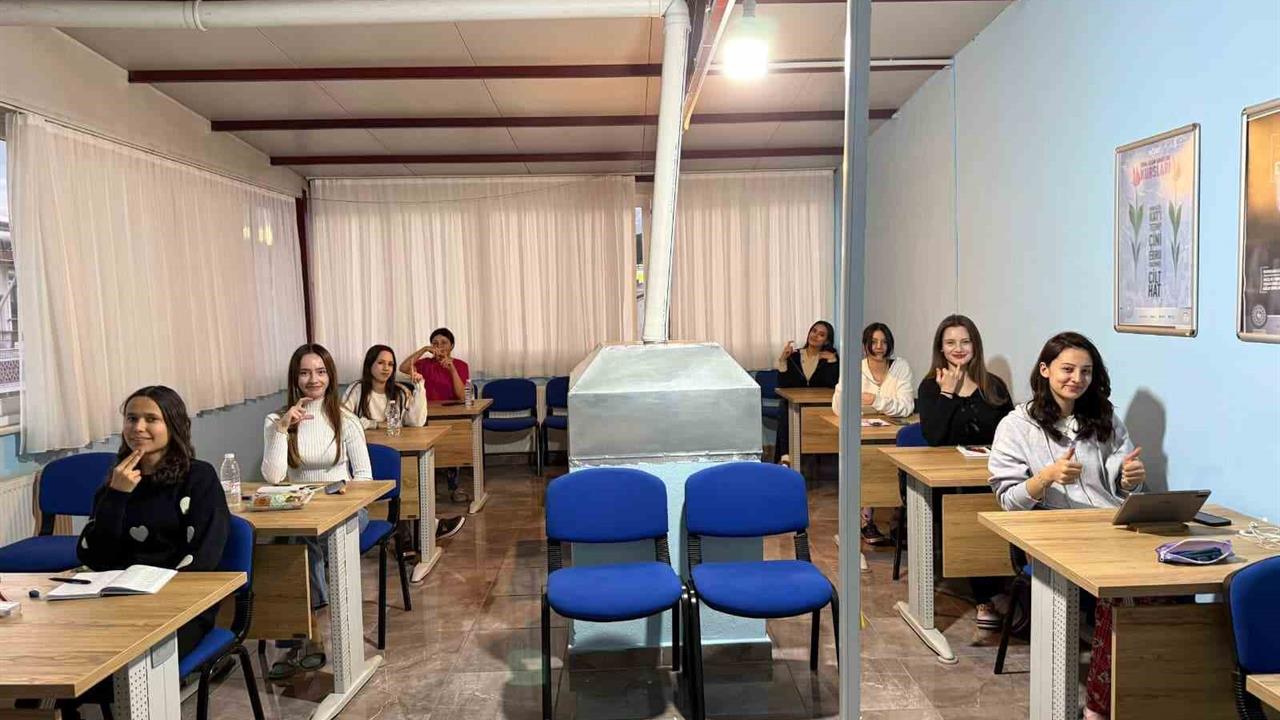 Aydın'daki Yurtlarda Açılan Kurslarla Gençler Kendilerini Geliştiriyor