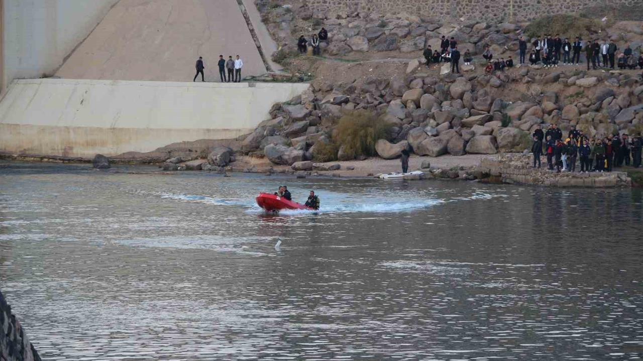 Cizre'de Dicle Nehri'ne Düşen Çocuğun Cansız Bedeni Ekiplerce Bulundu
