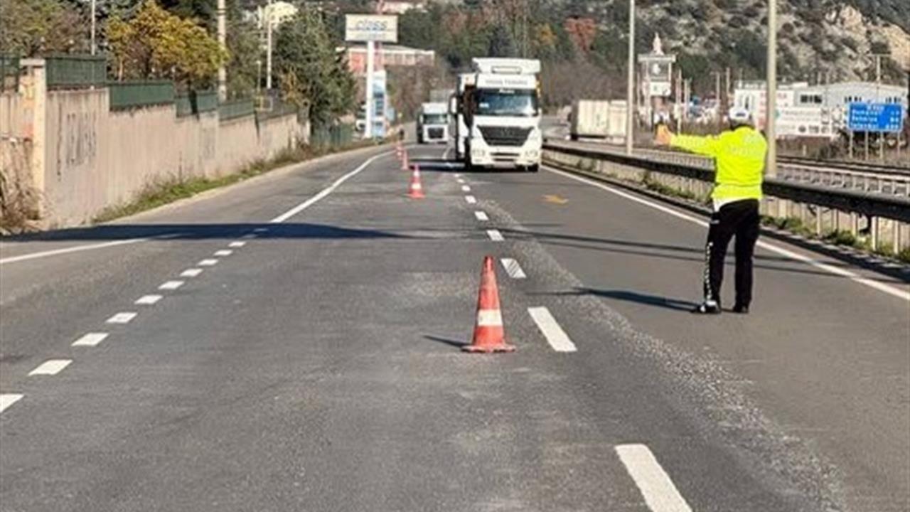 Bilecik Merkez'de Yük Taşıyan Araçlarda Kış Lastiği Denetimleri Sürüyor