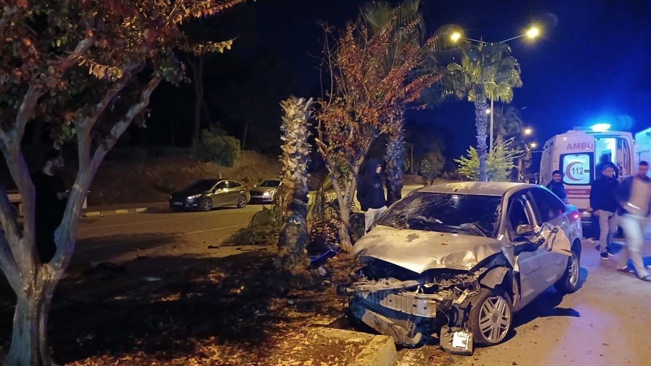 Antalya Manavgat'ta Palmiyeye Çarpan Otomobilin Sürücüsü Yaralandı