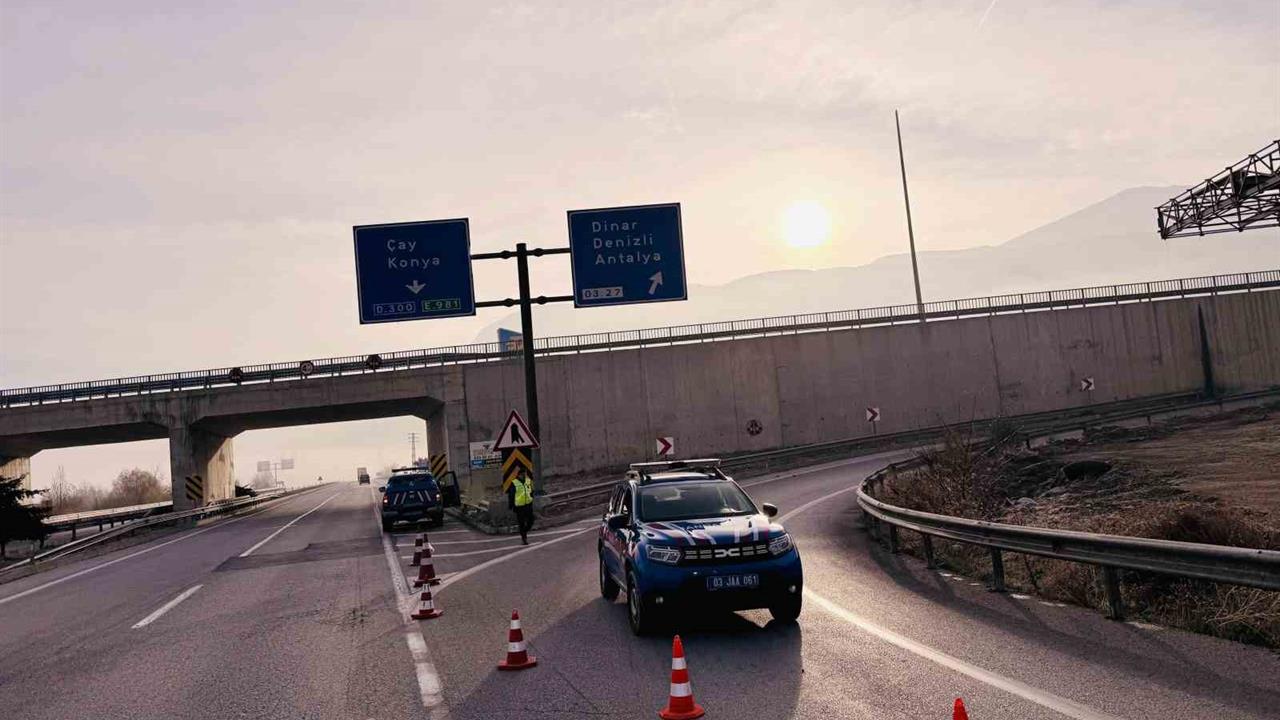 Afyonkarahisar'dan Antalya ve Denizli'ye Giden Yol, Yoğun Sis Nedeniyle Kapatıldı