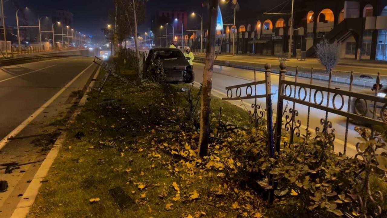 Malatya'da Köpeğe Çarpmamak İçin Refüje Çıkan Sürücü Yaralandı