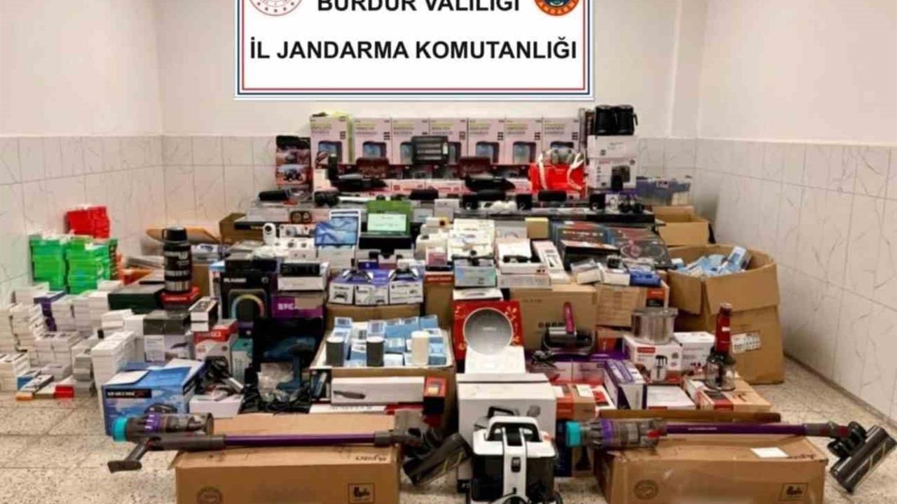 Burdur'da Jandarma Ekipleri 1 Milyon 300 Bin Liralık Kaçak Ürün Ele Geçirdi