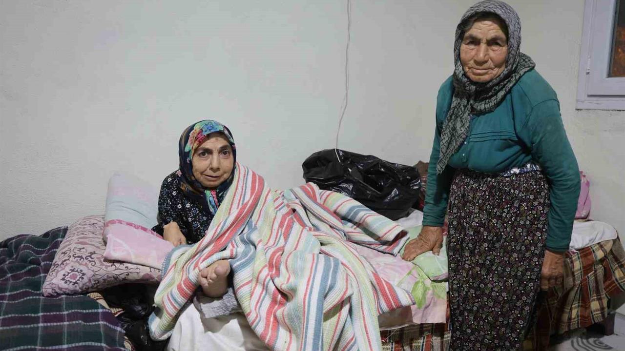 Hatay'da 80 Yaşındaki Anne, 61 Yaşındaki Kızı İçin Hayatını Adadı