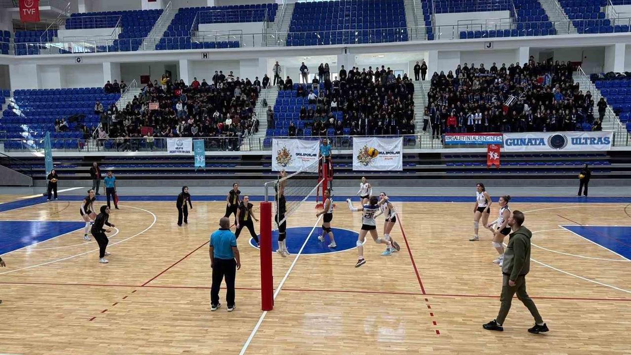 Malatya'da Şehriban Günata Anadolu Lisesi, Voleybol İl Şampiyonası'nda Birinci Oldu.