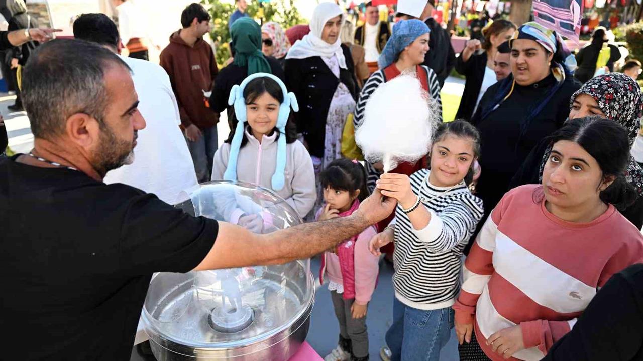 Mersin'de Özel Gereksinimli Bireyler İçin Renkli Atölye Etkinliği Düzenlendi