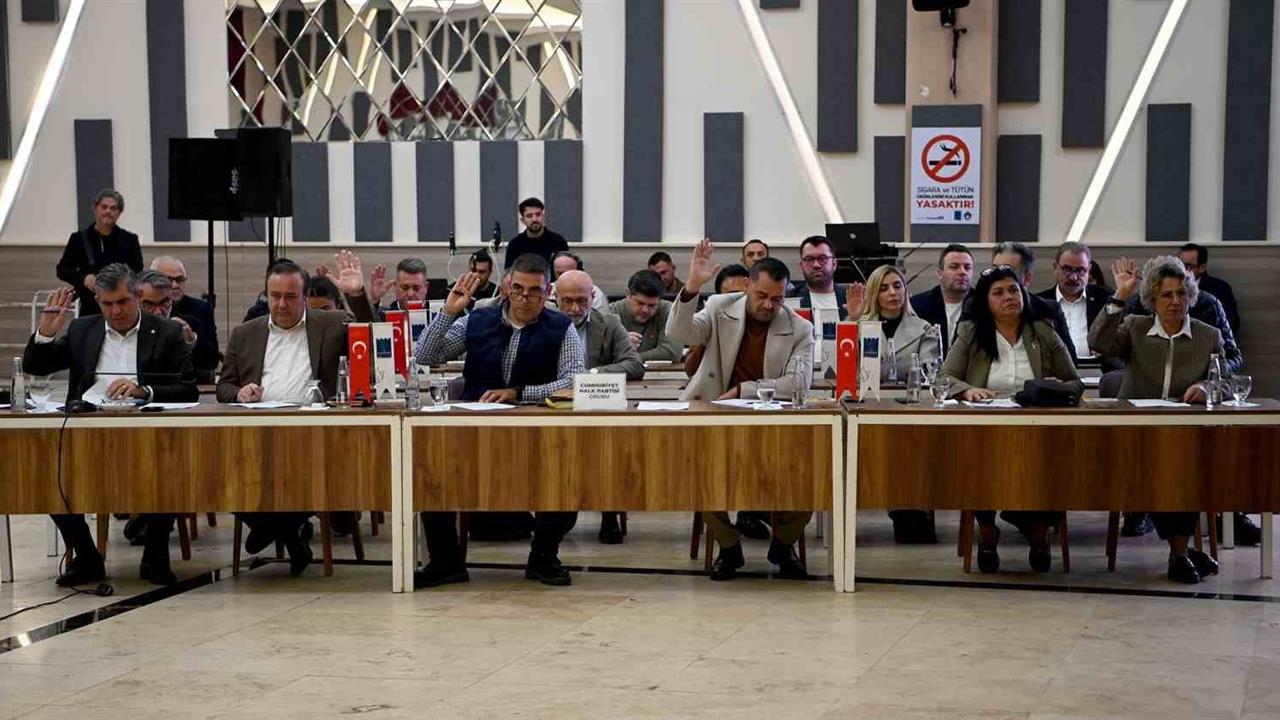 Kuşadası'nda 2025 Yılı Son Toplantısını Yapan Meclis, Sosyal Yardımları Devam Ettirme Kararı Aldı