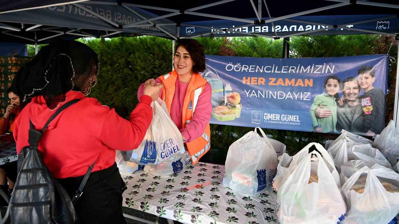 Kuşadası'nda Beslenme Çantası Projesi ile Öğrenciler Destekleniyor