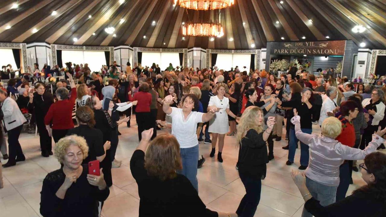 Kepez'de Tazelenme Üniversitesi Öğrencilerine Özel Kadınlar Matinesi Gerçekleştirildi