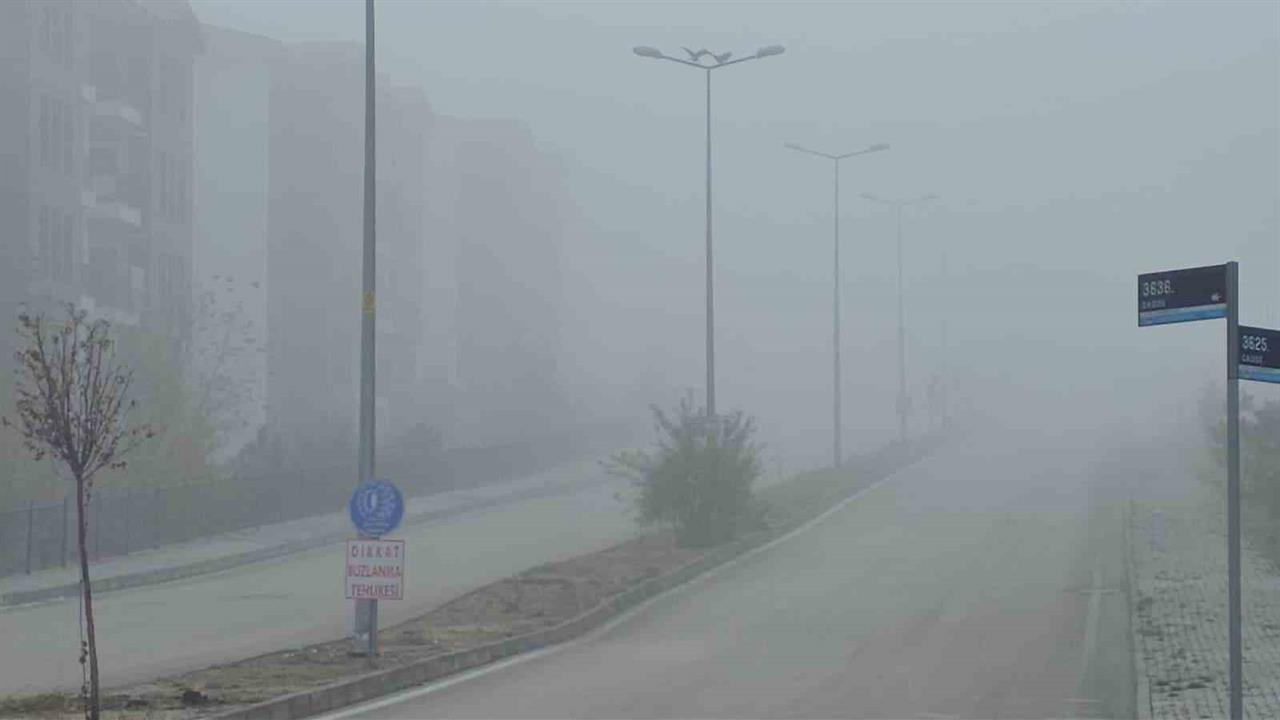 Elazığ Merkez'de Yoğun Sis Nedeniyle Görüş Mesafesi 5 Metreye Düştü