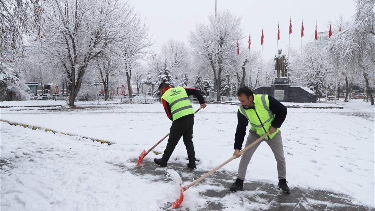 Ardahan Merkez'de Kar Yağışının Ardından Belediye Ekipleri Çalışmalara Başladı