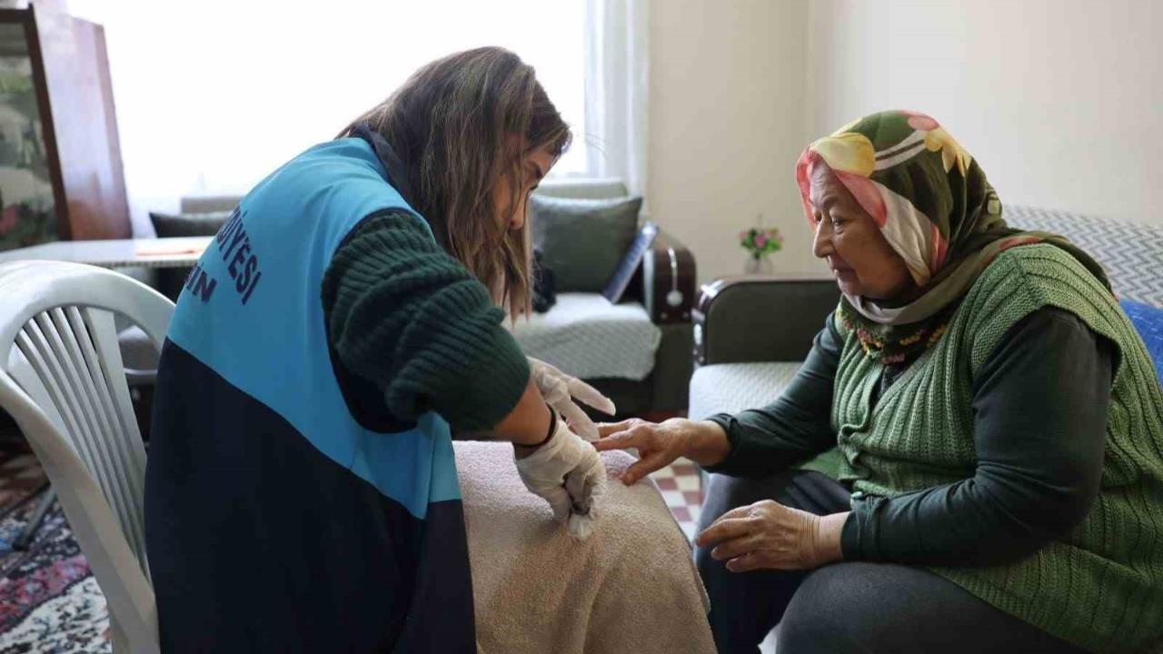 Akdeniz Belediyesi 2025’te 500 Haneye Ulaştı: Yaşlı ve Yalnızların Evini Temizledi, Bakımını Yaptı