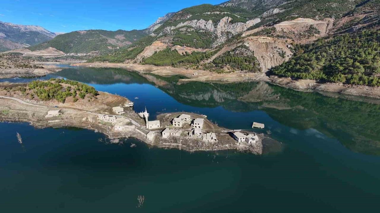 Kuraklıkta Korkutan Boyut: Anamur’da Alaköprü Barajı Kurudu, Sular Altında Kalan Köy ve Cami Minaresi Gün Yüzüne Çıktı