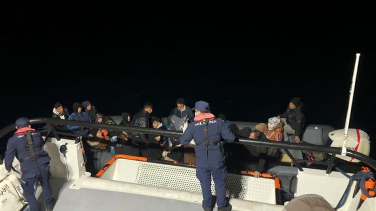Muğla Bodrum açıklarında Motor Arızası Nedeniyle Sürüklenen Lastik Botta 31 Düzensiz Göçmen Kurtarıldı