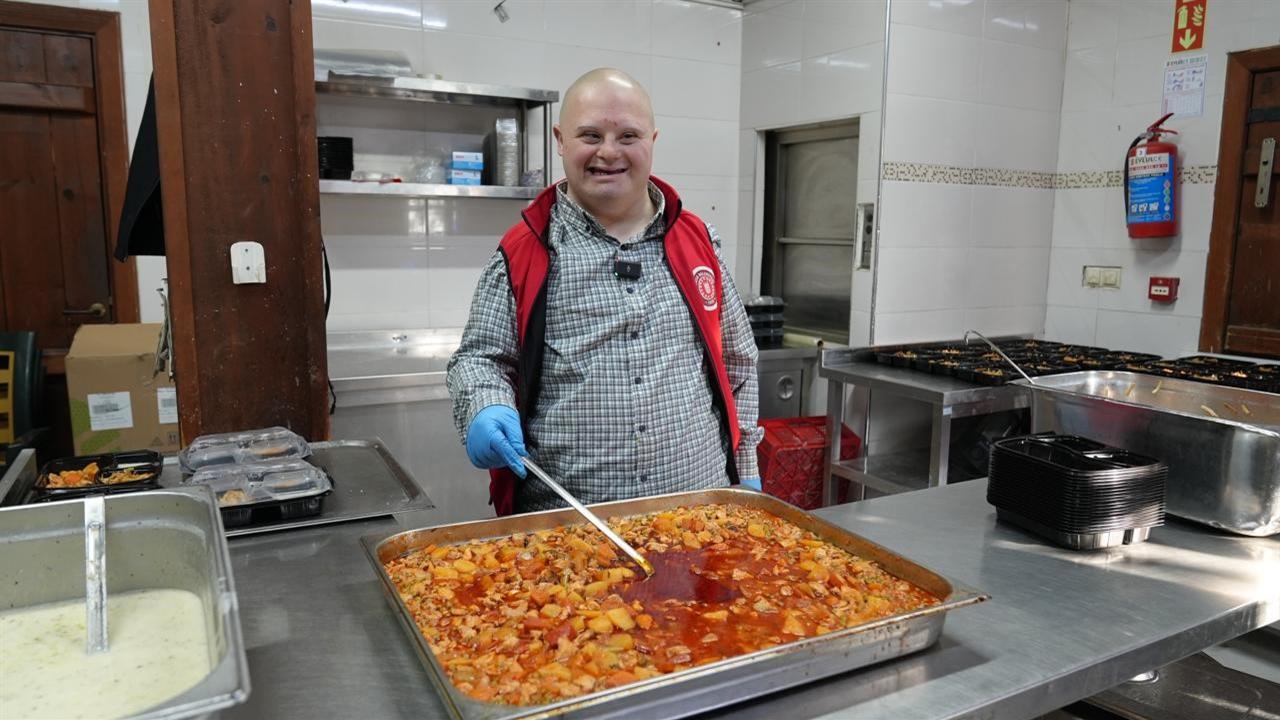 Gürsu'da Dünya Engelliler Günü'nde Mesut, Yemek Dağıtımına Katıldı