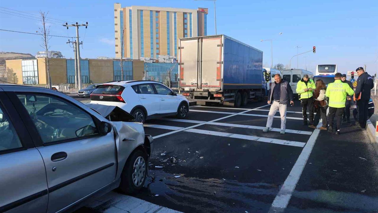 Nevşehir Ürgüp'te Kırmızı Işıkta Bekleyen Minibüse Çarpan Araçta 3 Yaralı