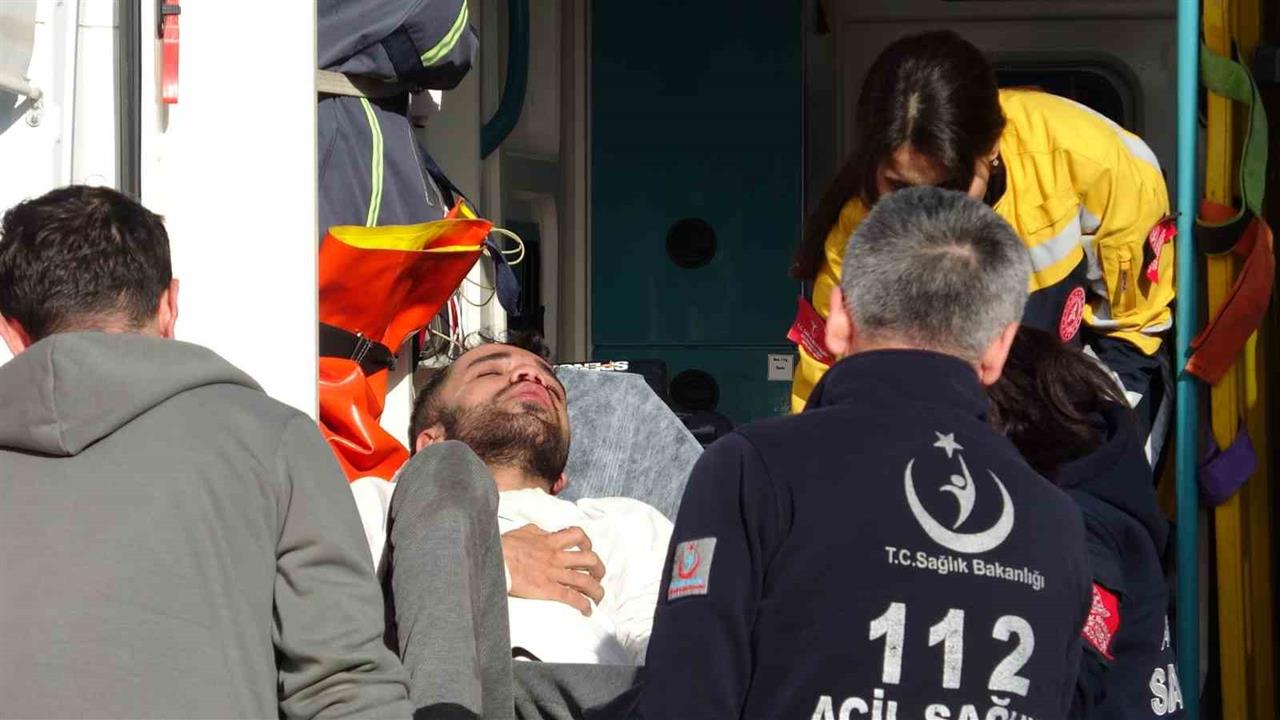 Antalya Kepez'de Apartman Dairesinde Yangın Çıktı, 1 Kişi Dumandan Etkilendi