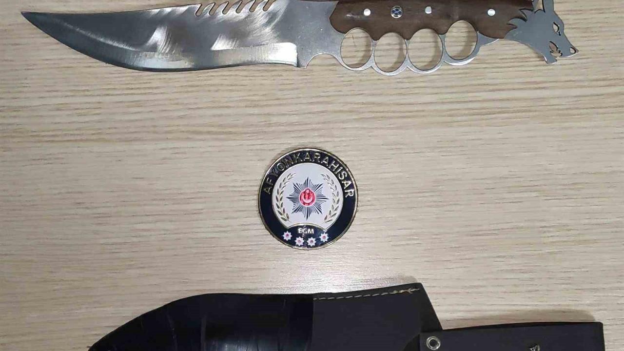 Afyonkarahisar'da Polis, Aranması Olan 28 Kişiyi Yakaladı ve Uyuşturucu ile Silah Ele Geçirdi.