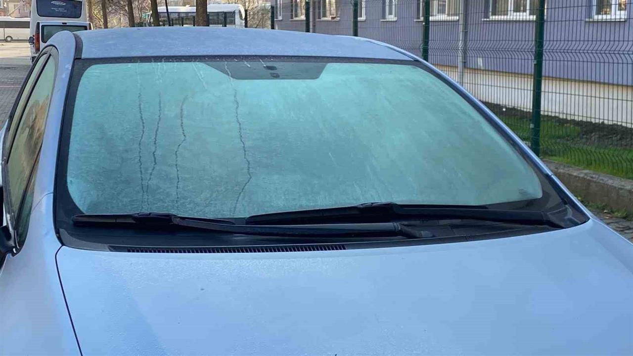 Bolu'da Düşen Sıcaklıklar Nedeniyle Araç Camları Buzlandı