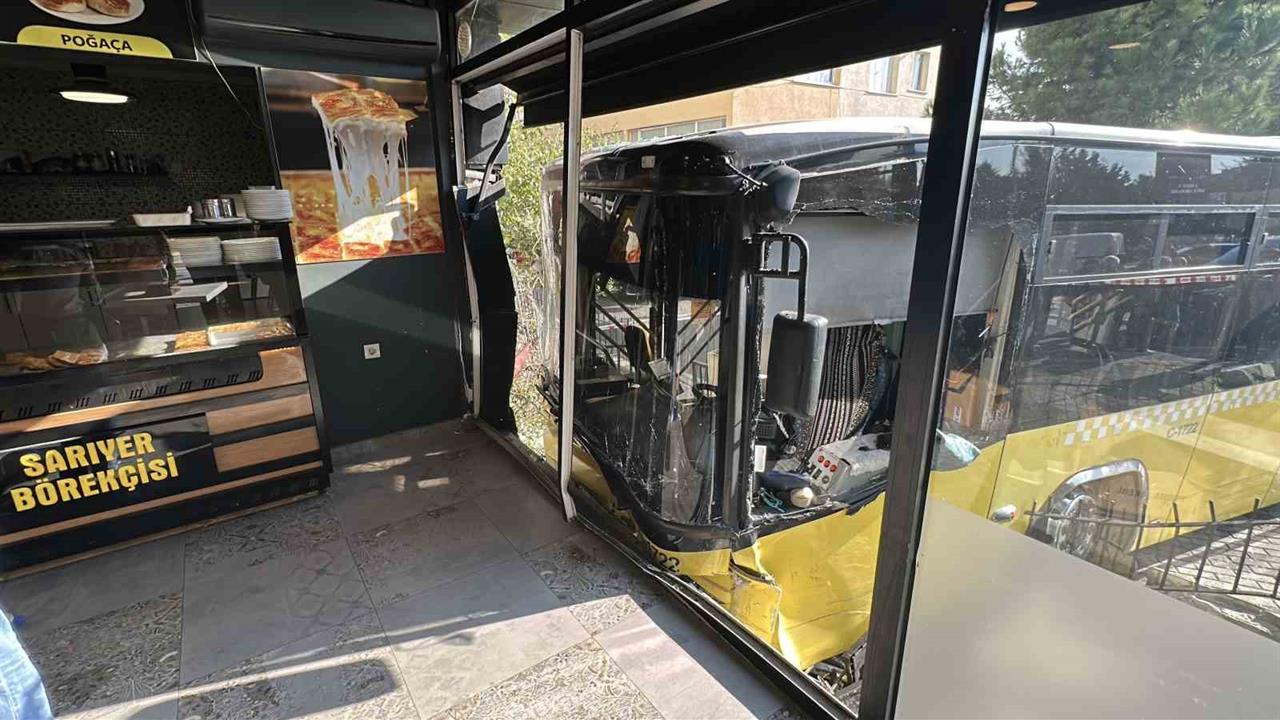 Üsküdar'da İETT otobüsünün börekçiye girmesi sonucu 4 kişi yaralandı.