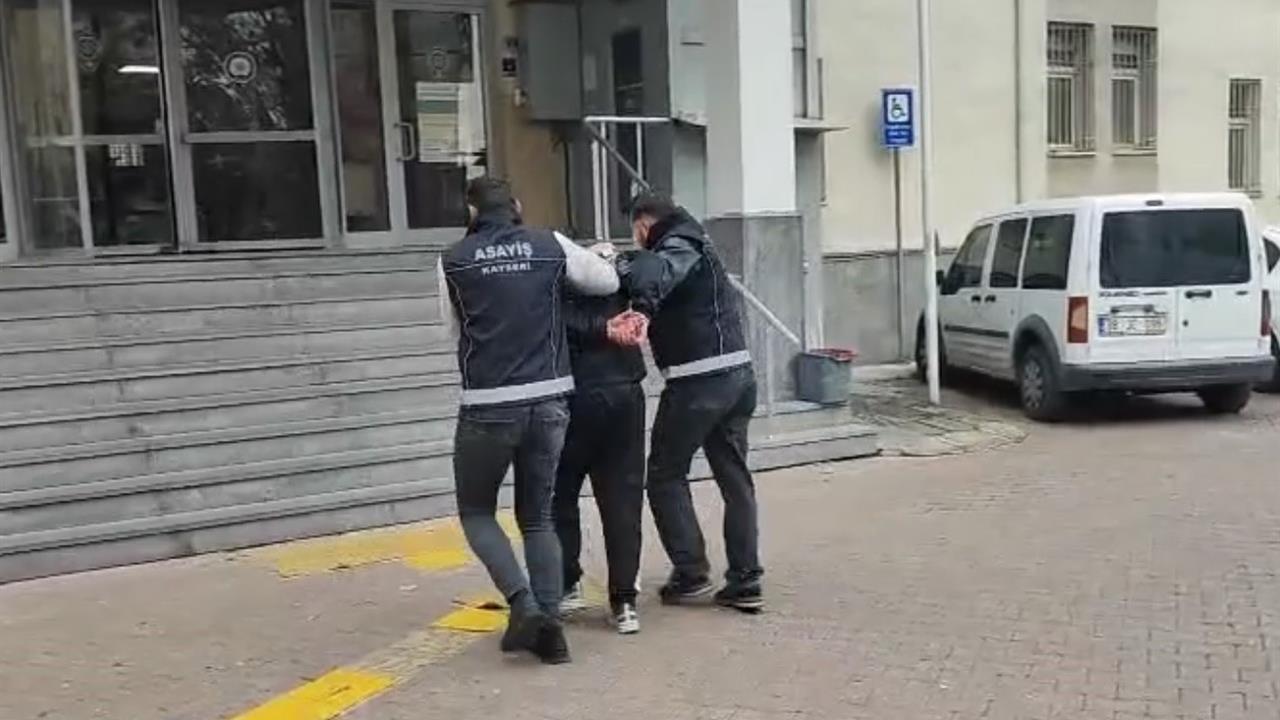 Kayseri'de Silahla Yağma Suçundan 22 Yıl Ceza Alan Hükümlü Gözaltına Alındı