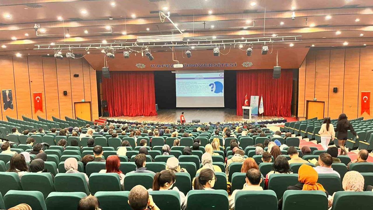 Kars'ta 2 Bin 300 Öğrenciye Terörle Mücadele Bilgilendirmesi Yapıldı