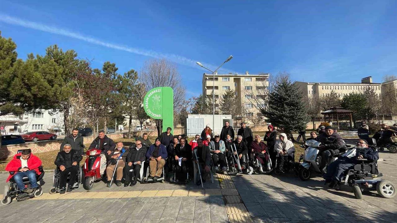 Erzurum'da Türkiye Sakatlar Derneği, Engelliler Günü'nde erişilebilirlik için basın toplantısı düzenledi.