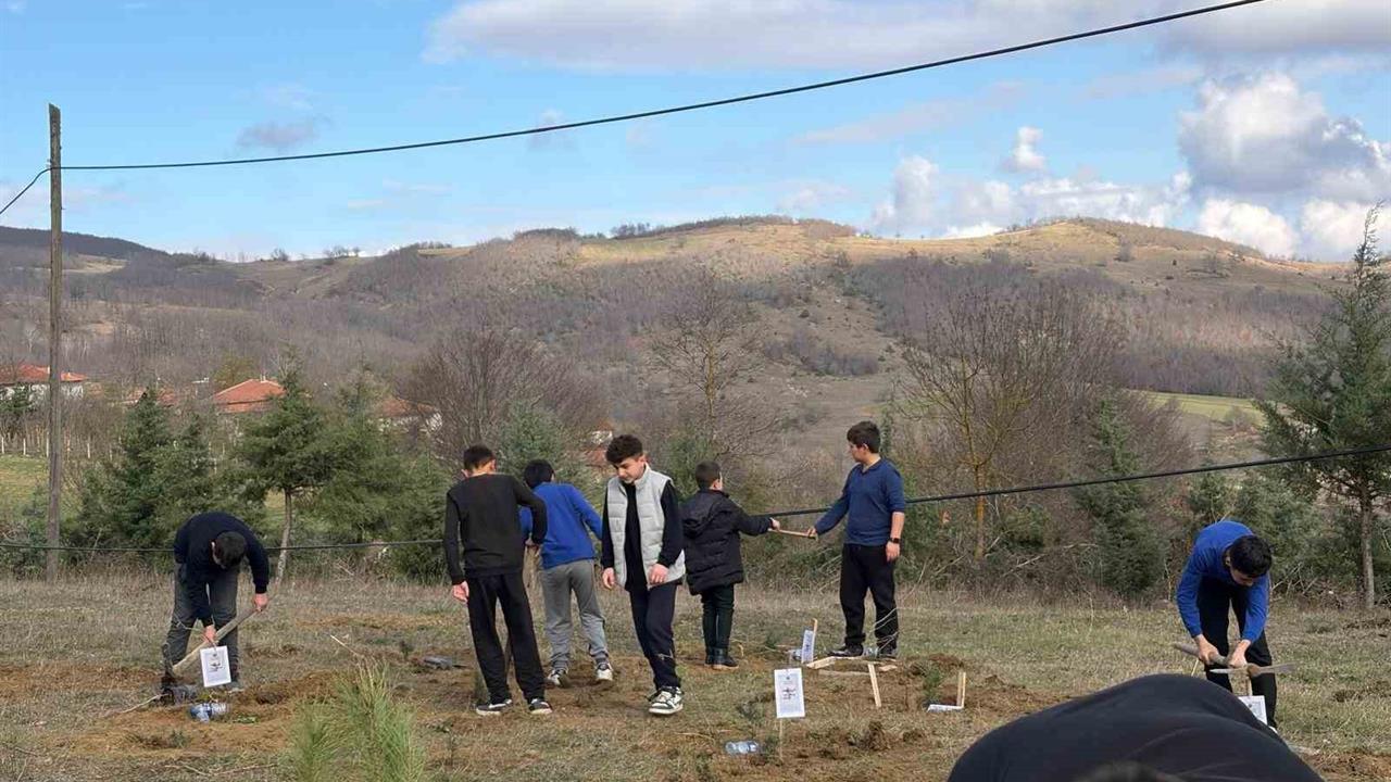 Samsun Kavak'ta Okul Bahçesine Fidan Dikildi, Öğrencilere Kitap Sözü Verildi
