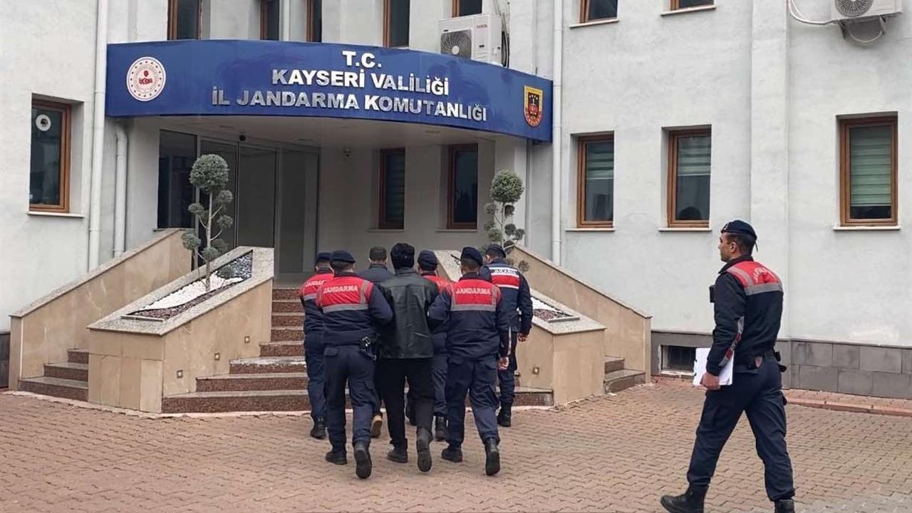 Kayseri Melikgazi'de Jandarma tarafından düzenlenen DEAŞ operasyonunda 2 kişi gözaltına alındı.