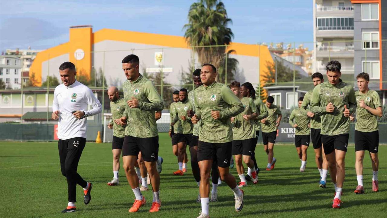 Antalya Alanya'da Alanyaspor, Çorum FK ile Oynayacağı Maç İçin Hazırlıklarını Tamamladı