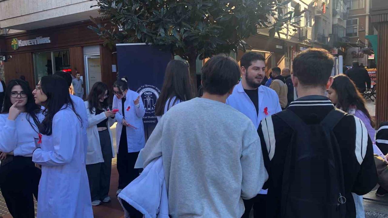 Trabzon'da KTÜ Tıp Öğrencileri AIDS Farkındalığı İçin Etkinlik Düzenledi