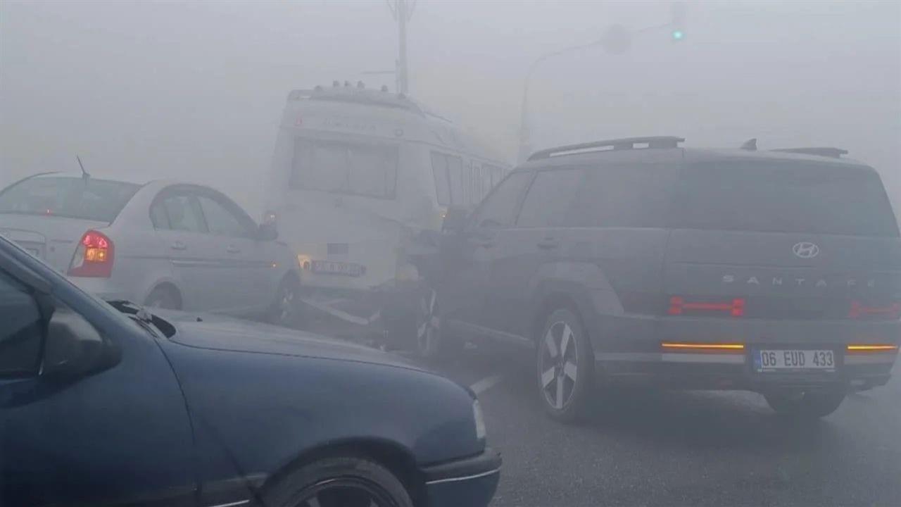 Iğdır'da Yoğun Sis Nedeniyle 3 Araç Birbirine Girdi