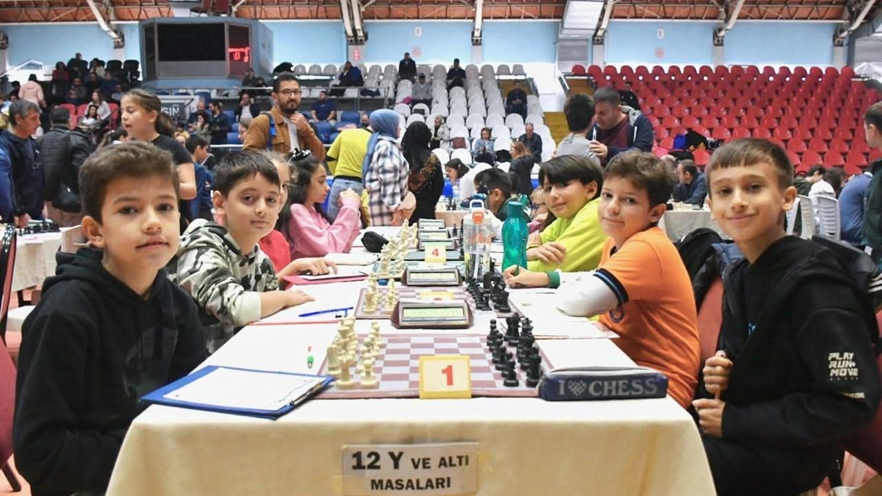Yunusemre ilçesinde 2013-2019 doğumlu çocuklar için satranç kursu düzenleniyor.