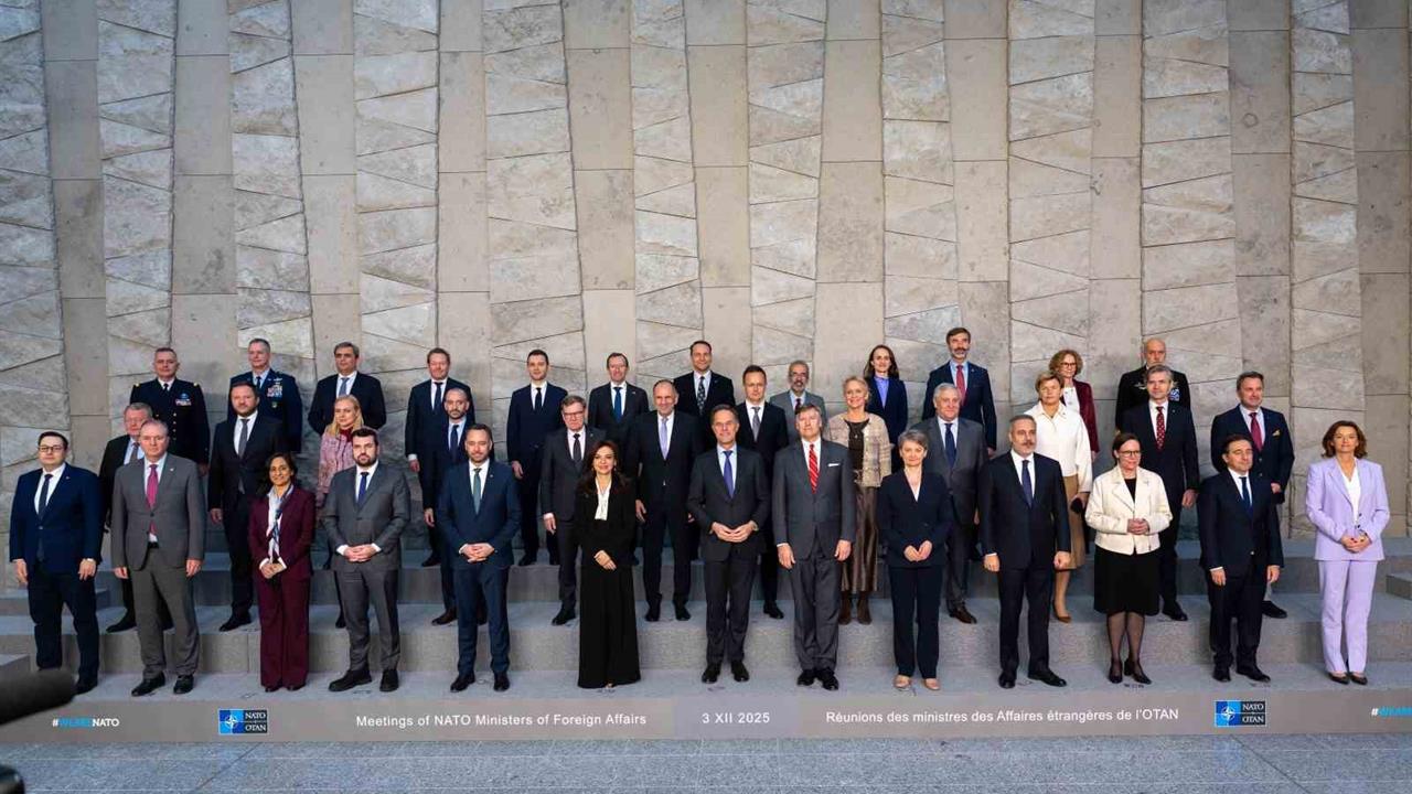Brüksel'de Dışişleri Bakanı Hakan Fidan, NATO Dışişleri Bakanları ile Fotoğraf Çektirdi.