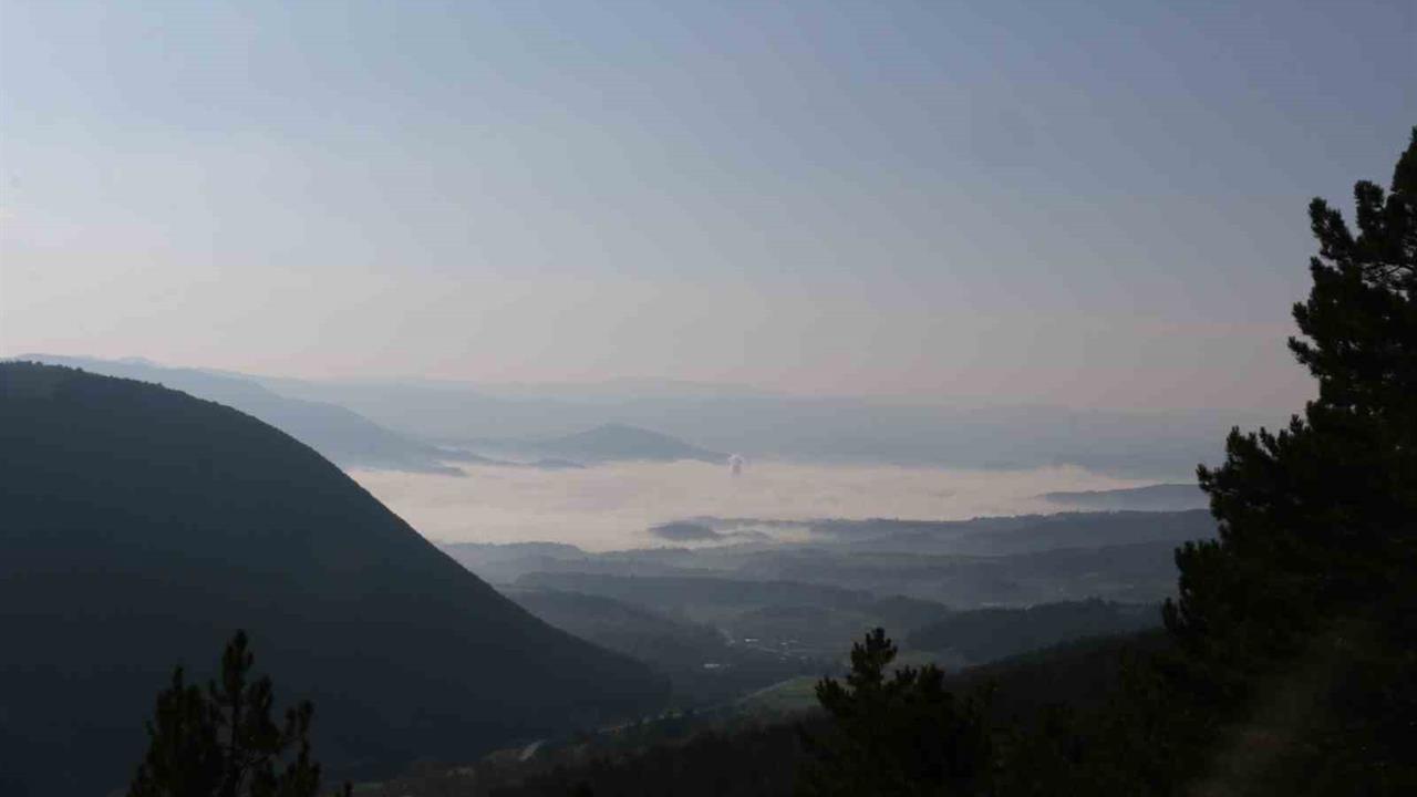 Bolu Mudurnu'da Yoğun Sis, Dağlarla Kartpostal Görüntüler Sunuyor
