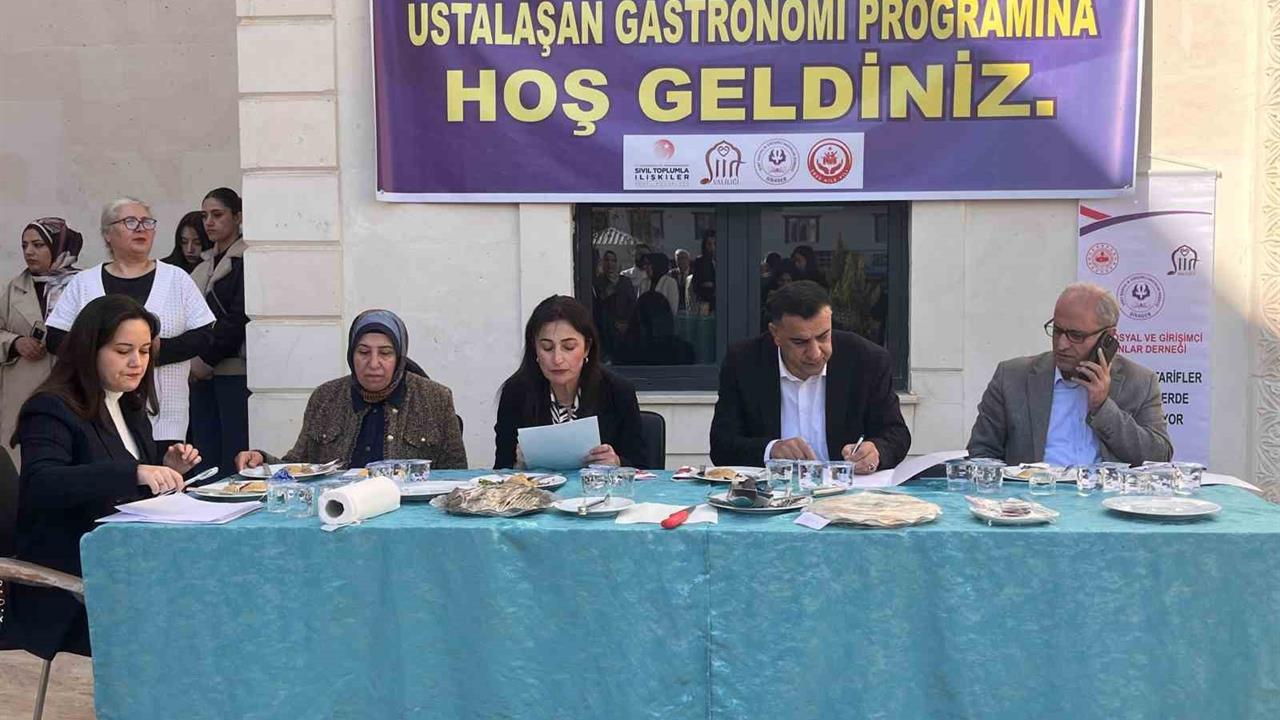 Siirt'te Genç Kursiyerler Yöresel Yemek Yarışmasında Hünerlerini Gösterdi