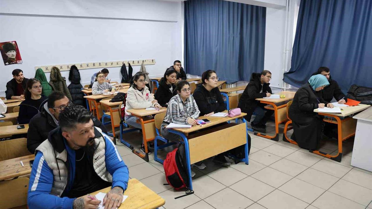 Kırşehir Merkez'deki Engelli Bireyler KPSS Hazırlık Kursuna Katılıyor